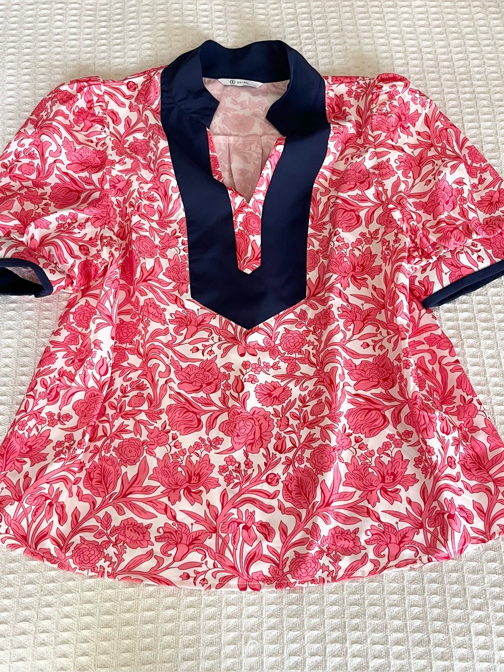 Cicy Bell Women's Pink Floral Puff Sleeve Blouse with Navy Contrast V-Neck small